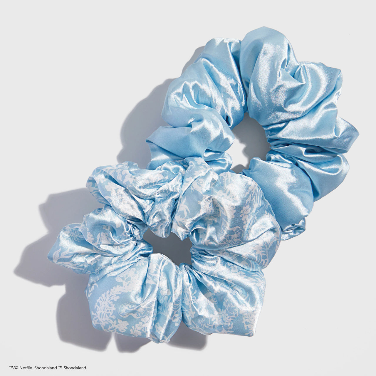 Kitsch x Bridgerton Satin Kudde Scrunchies - Toile De Blue