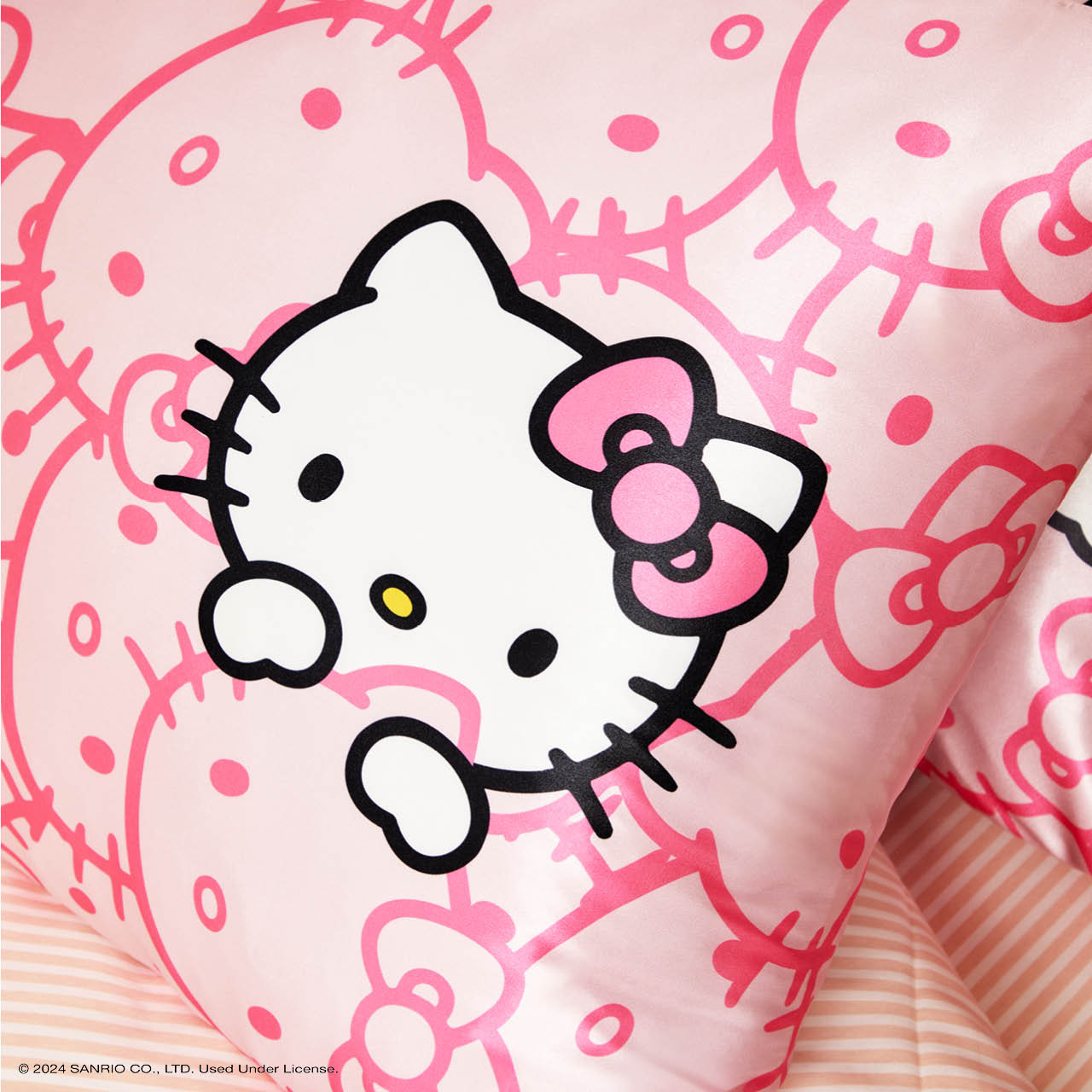 Kitsch x Hello Kitty Taie d'oreiller en satin - Visages Hello Kitty roses