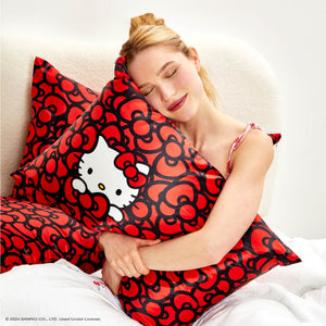 Kitsch x Hello Kitty Satin Pillowcase - Hello Kitty badar i ett hav av rosetter